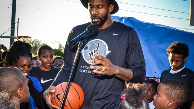 Amar'e shares his experiences on the Lake Wales court with a group of fans.  Photo: Mike Reynolds