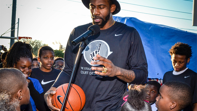 Amar'e shares his experiences on the Lake Wales court with a group of fans. Photo: Mike Reynolds