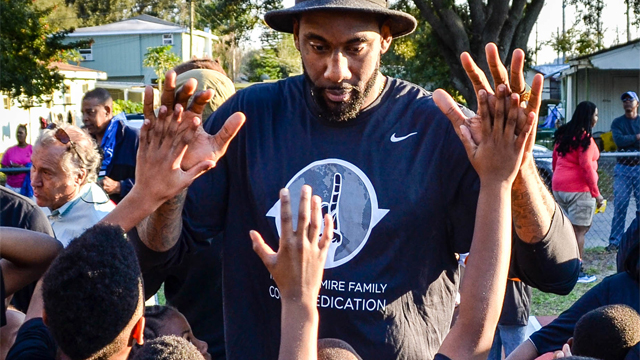 Amar'e high-fives young fans at the court dedication in Lake Wales, FL. Photo: Mike Reynolds