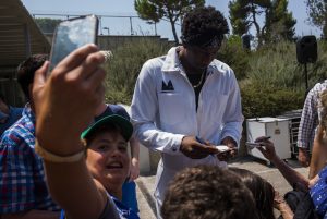 JERUSALEM, ISRAEL - AUGUST 09:  Amar'e Stoudemire a former NBA player seen reacting to childern fans during a visit to Israel Museum on August 9, 2016 in Jerusalem, Israel. Amar'e joined Israeli team Hapoel Jerusalem  (Photo by Ilia Yefimovich/Getty Images)