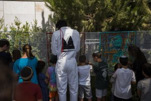 JERUSALEM, ISRAEL - AUGUST 09:  Amar'e Stoudemire a former NBA player seen reacting to childern fans during a visit to Israel Museum on August 9, 2016 in Jerusalem, Israel. Amar'e joined Israeli team Hapoel Jerusalem  (Photo by Ilia Yefimovich/Getty Images)
